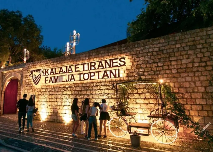 The Bloom Veranda - Elegant Center Retreat