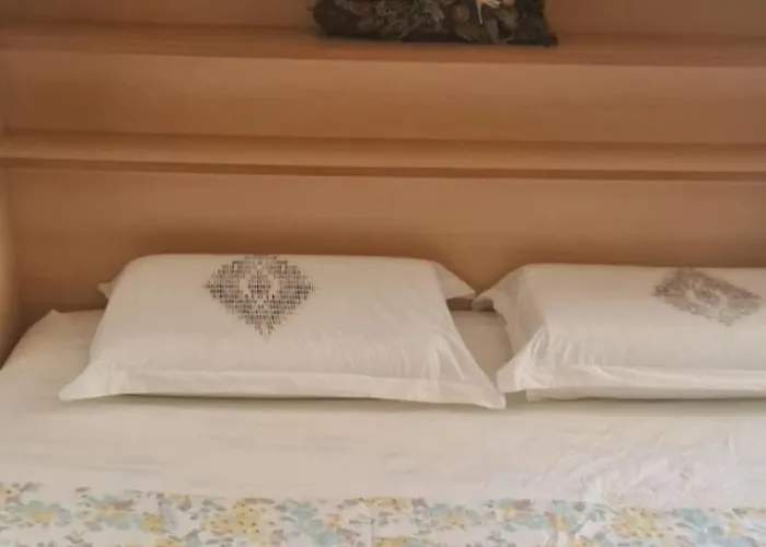 The Bloom Veranda - Elegant Center Retreat