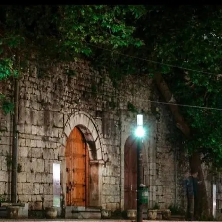 The Bloom Veranda - Elegant Center Retreat *