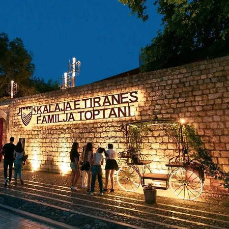 The Bloom Veranda - Elegant Center Retreat