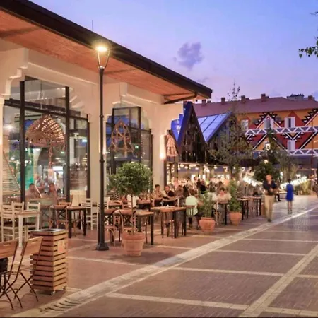 The Bloom Veranda - Elegant Center Retreat