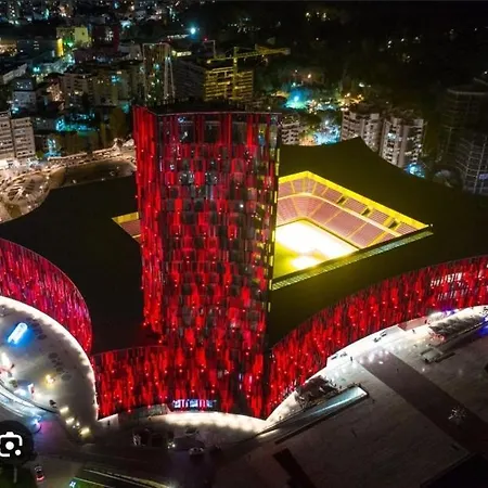 The Bloom Veranda - Elegant Center Retreat