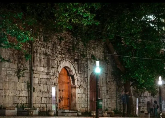 The Bloom Veranda - Elegant Center Retreat *