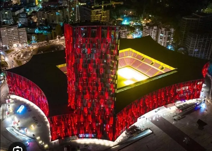 The Bloom Veranda - Elegant Center Retreat