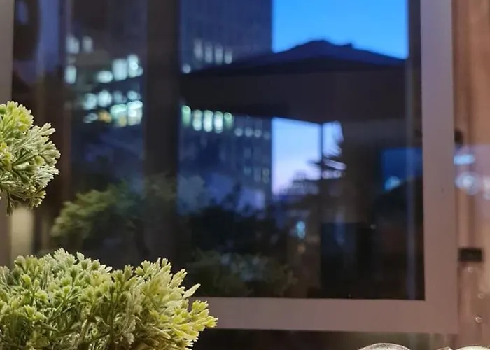 The Bloom Veranda - Elegant Center Retreat